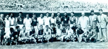 BR: foto z r. 1959 utkání Dukla Praha, FC Santos v Mexico city. Návštěva 100 000 diváků. Turnaj Hexagonal. Snímek z knihy Dukla mezi mrakodrapy. Vítězství Dukly 4:3.